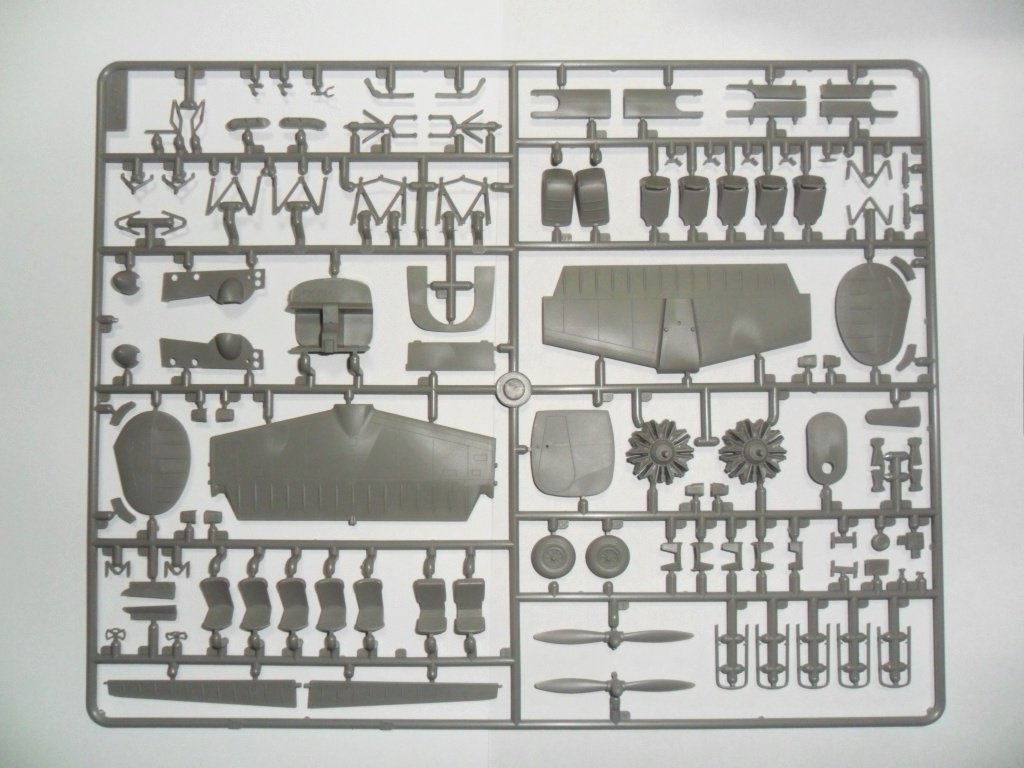 ICM 48185 C18S, Avion de passagers américain (1/48) – image 7