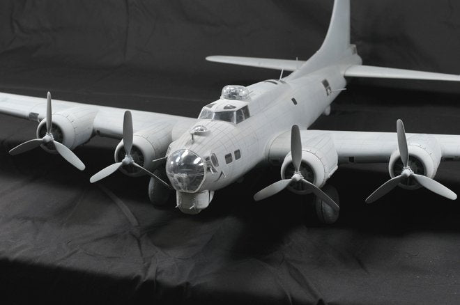 HK Models 01E04 B-17 Flying Fortress F and G 1/32 – imagen 7