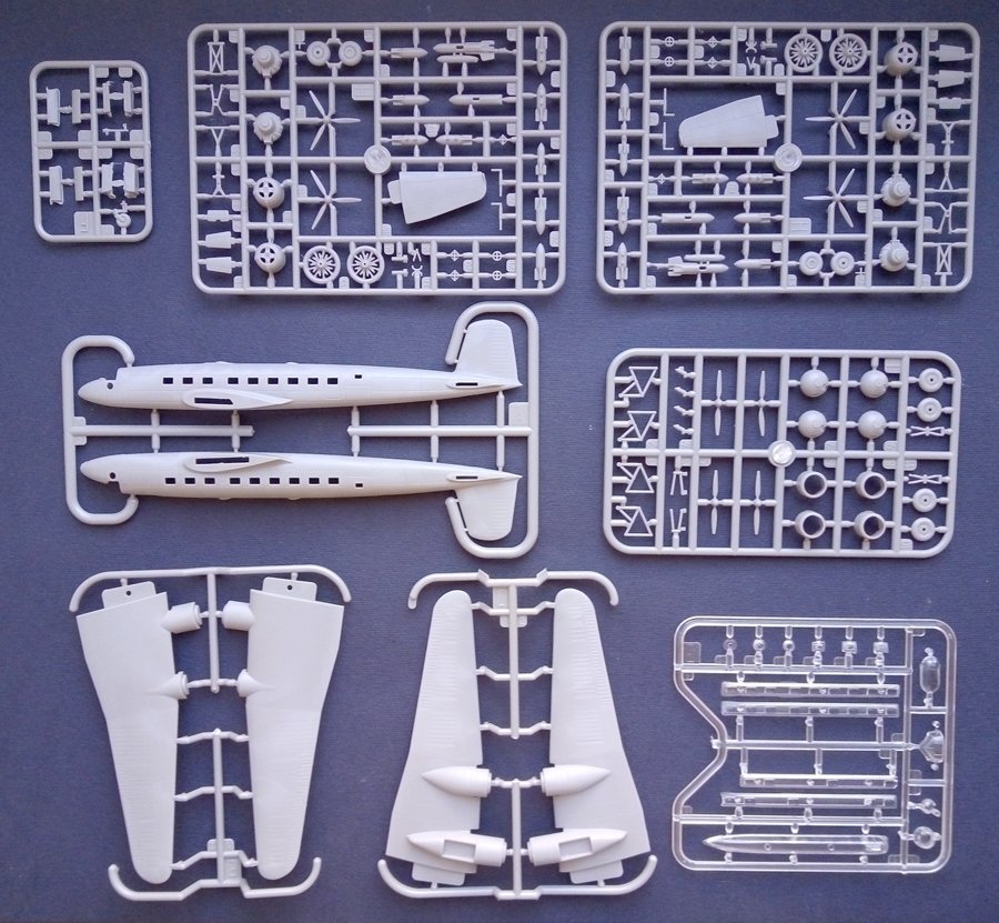 Roden 343 Focke Wulf FW200V3/A-09 Immelman III 1/144 – image 4