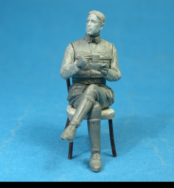 Copper State Models F32-050 French airman coffee with croissant 1/32