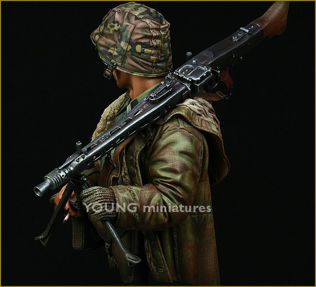 Young Miniatures YM1822 Waffen SS MG-42 Gunner Ardennes 1944 1/10 – imagen 2