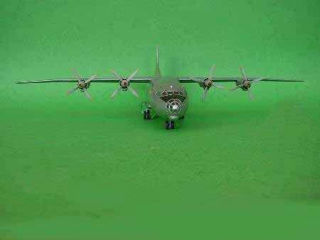 Trumpeter 04001 AntonovAn-12BK Cub 1/100 – imagen 4