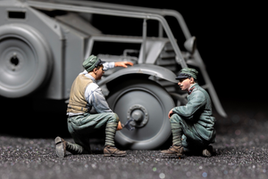 Copper State Models F35-025 Italian Armoured Car Crew changing Tire 1/35 – Bild 2