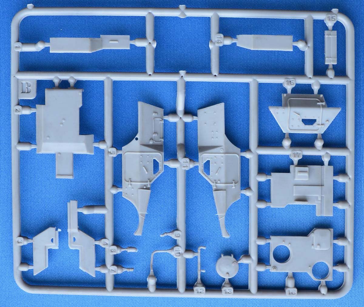 ACE 72420 VBL (Light Armored Vehicle) short chassie 7.62 MG 1/72 – imagen 3