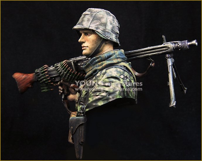 Young Miniatures YM1869 Waffen SS Young Machine Gunner 1944 1/10 – imagen 3