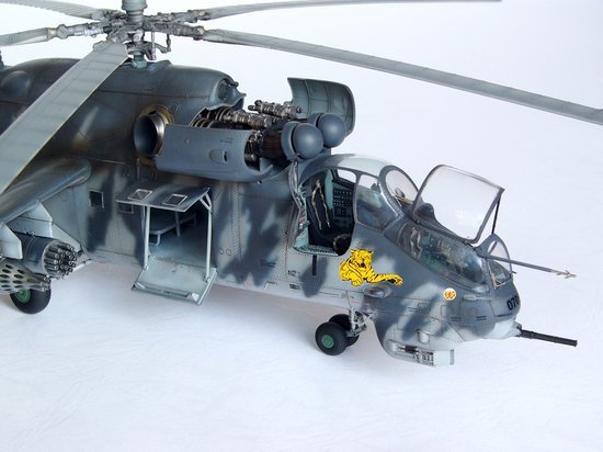 Trumpeter 05103 Mil Mi-24V Hind-E Helicopter – image 3