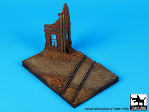 Black Dog D72018 Ruined house with railway crossing base 1/72 – imagen 4