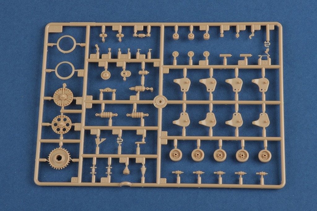 Hobby Boss 83894 French R35 with FCM turret tank 1/35 – imagen 11