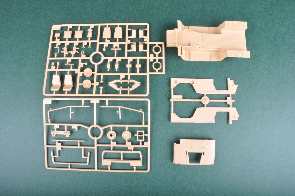 Hobby Boss 82467 Meng Shi 1.5 ton Military Light Utility Vehicle- Parade Versi 1/35 – zdjęcie 5