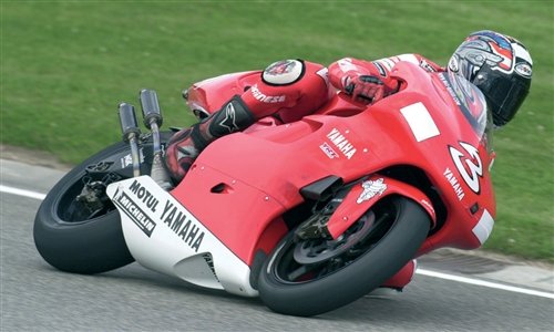 Italeri 4502 YAMAHA YZR500 2001 1/6 – imagen 2