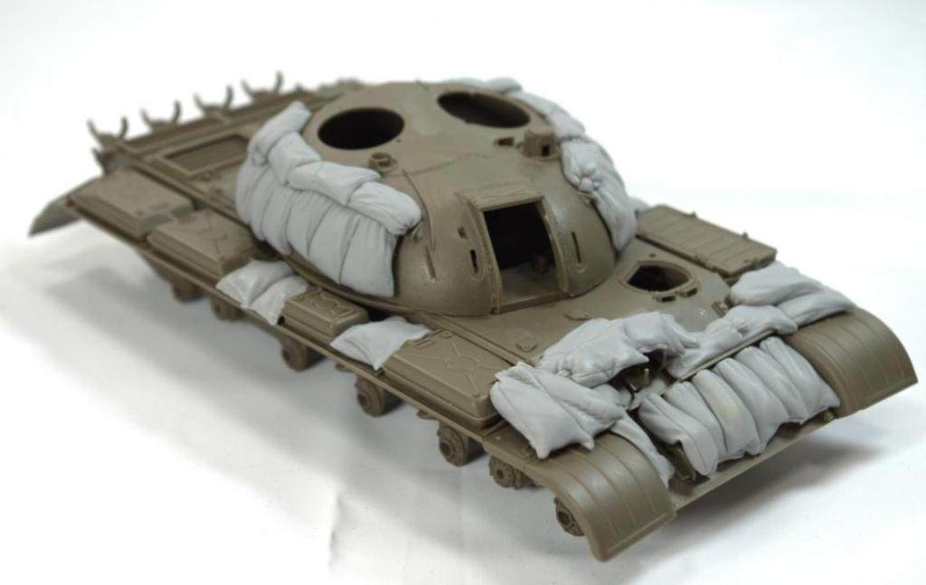 Panzer Art RE35-309 T-55 with sandbags armor 1/35 – imagen 3