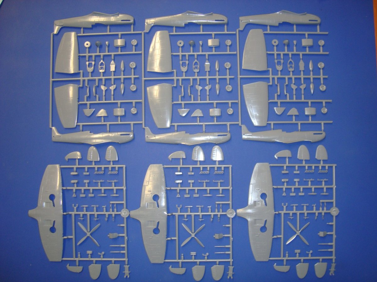 Kovozavody Prostejov KPM0060 Supermarine Spitfire Mk.IXe Cil Praha 1/72 – imagen 4