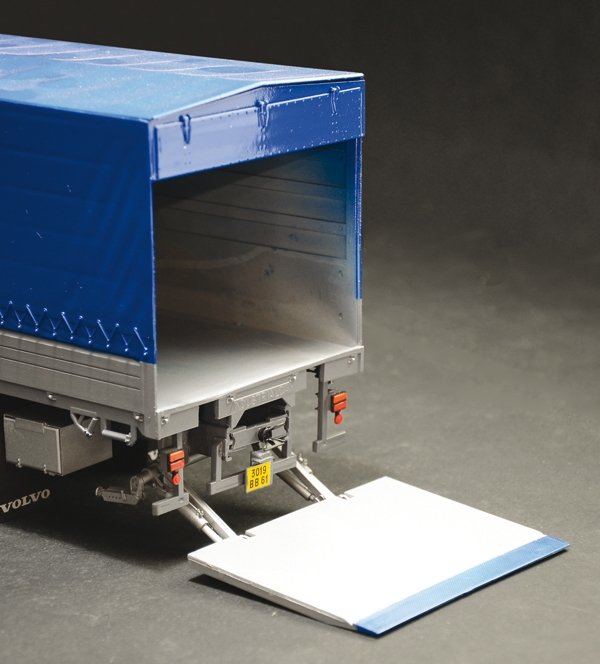 Italeri 3945 VOLVO F16 Globetrotter Canvas Truck with elevator 1/24 – imagen 14