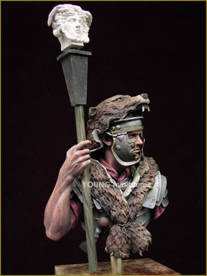 Young Miniatures YH1834 ROMAN SIGNIFER 1st Century A.D(II) 1/10 – immagine 9