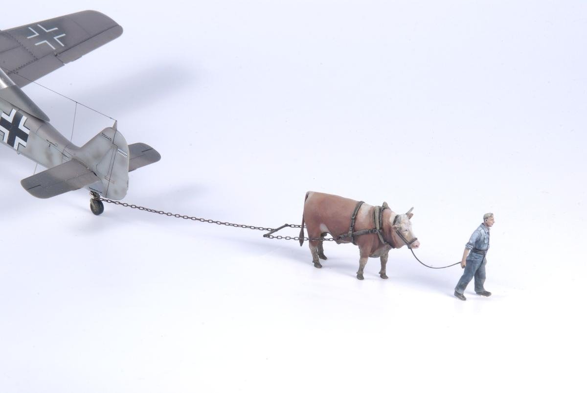 CMK F48354 Ox Towing Me-163B &amp;amp; Luftwaffe Ground Crew 1/48 – immagine 3
