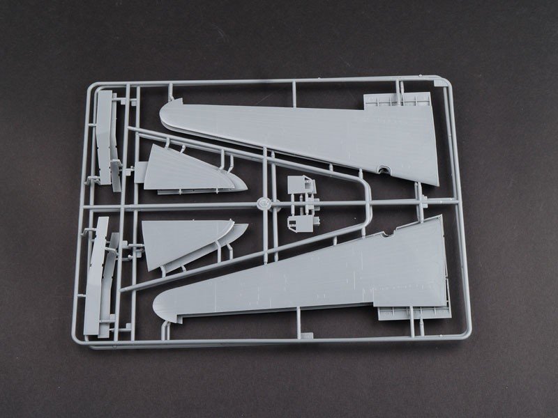Trumpeter 02829 C-48C Skytrain Transport Aircraft 1/48 – immagine 2