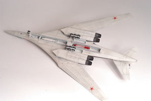 Zvezda 7002 Russian Supersonic Strategic Bomber Tu-160 1/144 – imagen 4