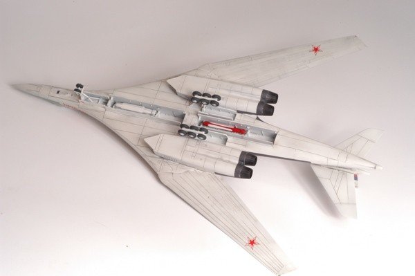 Zvezda 7002 Russian Supersonic Strategic Bomber Tu-160 1/144 – imagen 4