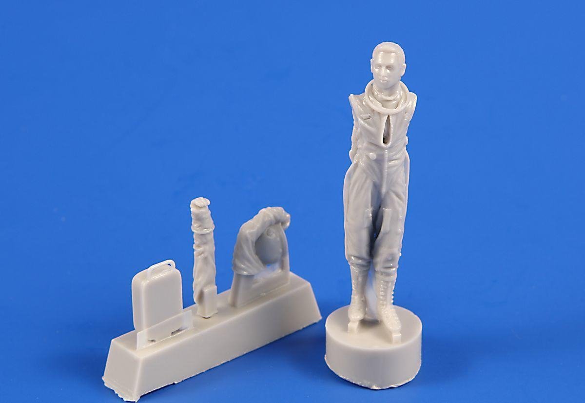 CMK F48363 US pilot with full pressure suit (for SR-71, U-2 and other planes) 1/48 – Bild 2