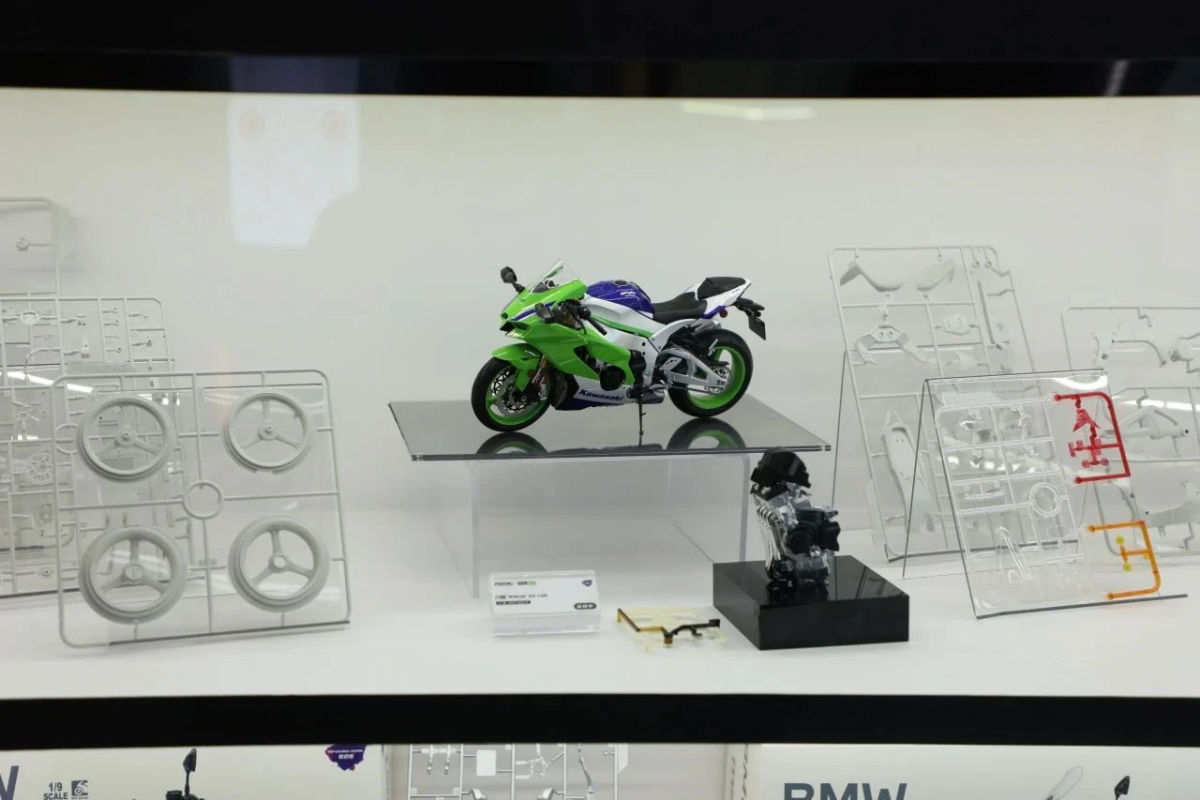 Meng Model MT-007 Kawasaki Ninja ZX-10R 1/9 – imagen 3