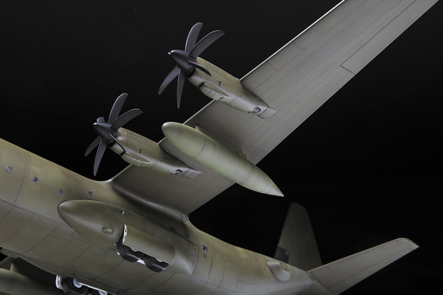 Zvezda 7324 Avion de transport militaire américain C-130J-30 1/72 – image 5