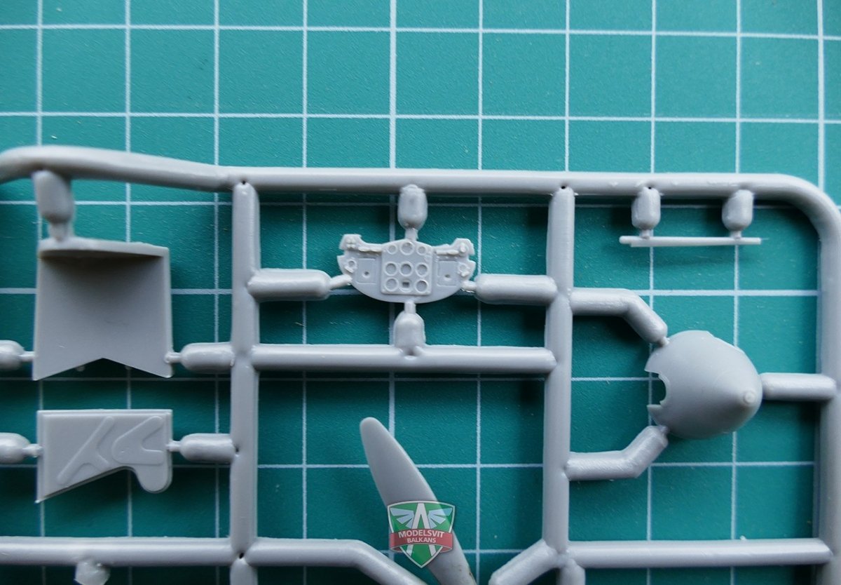 Modelsvit 4802 Yak-1 Soviet fighter on skis 1/48 – Bild 4