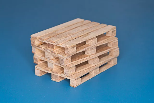 RB Model 35D30 4 x natural wood pallets self assembly kit 1/35 – imagen 3