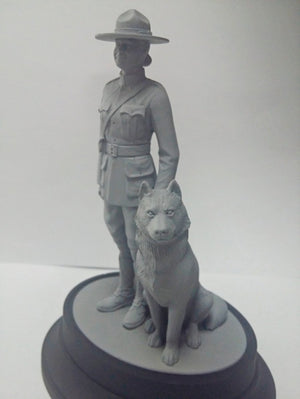 ICM 16008 RCMP Female Officer with dog 1/16 – imagen 3
