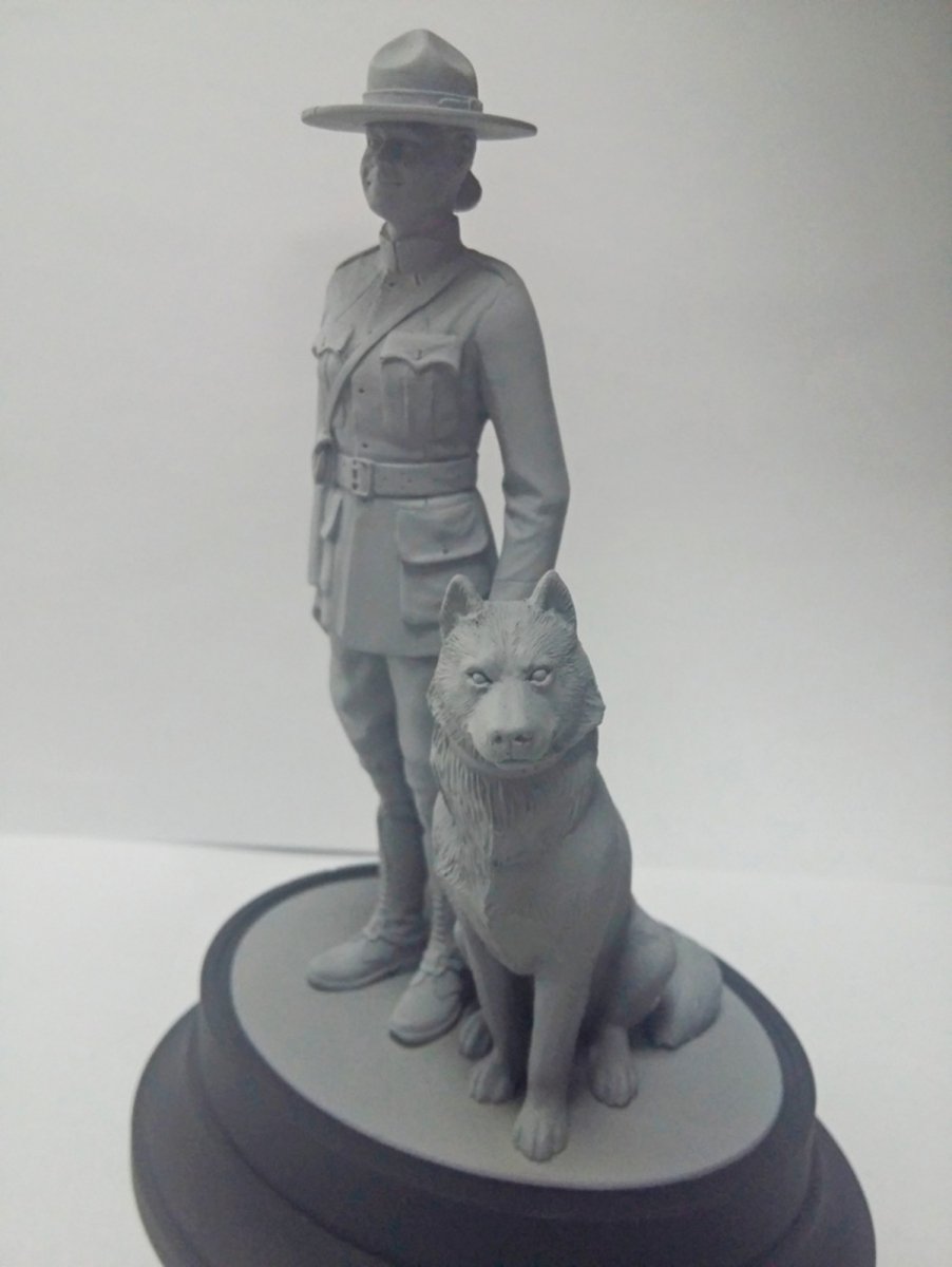 ICM 16008 RCMP Female Officer with dog 1/16 – imagen 3