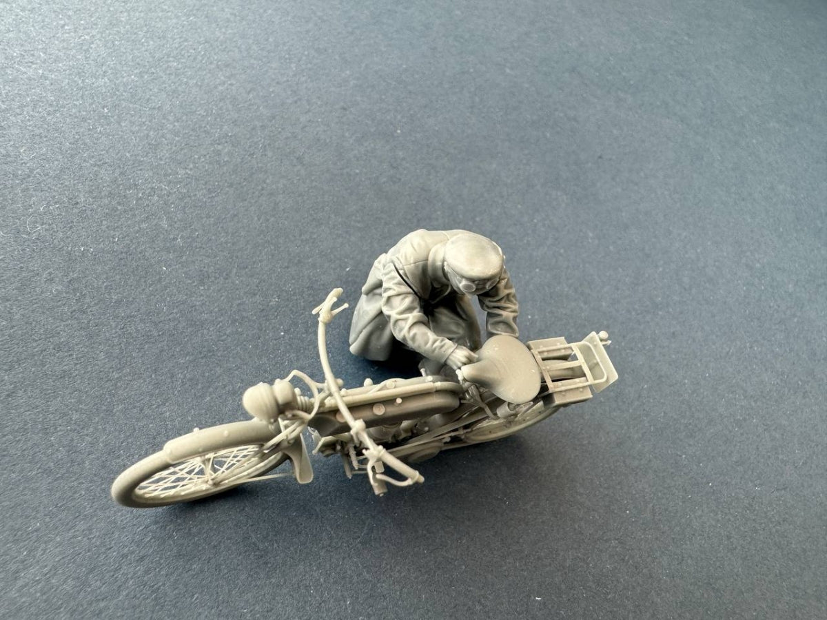 Copper State Models F35-058 British dispatch rider Checking motorcycle ( Motorcycle not included) 1/35 – imagen 5