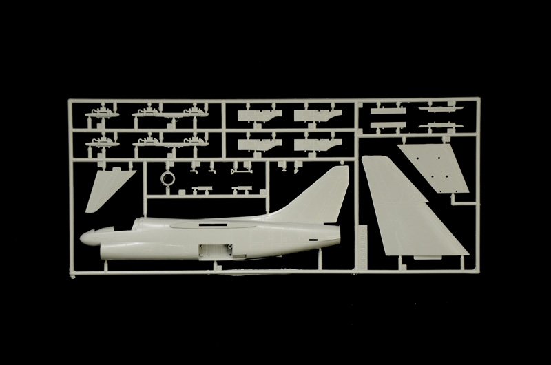 Italeri 1411 A-7E CORSAIR II 1/72 – Bild 2