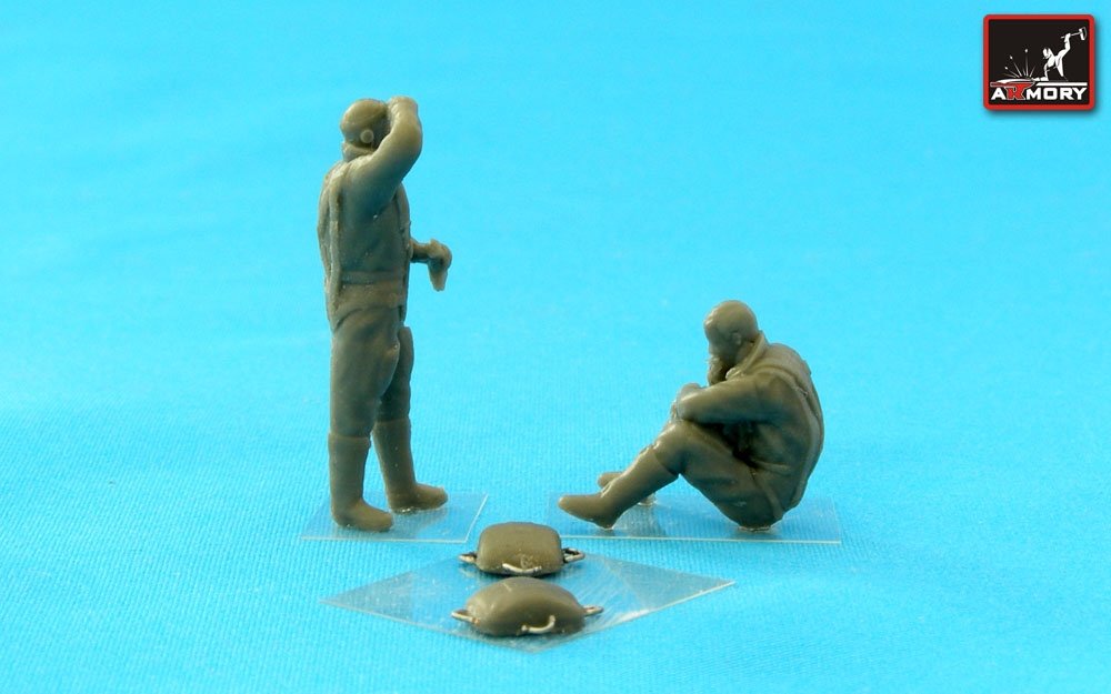 Armory Models F7224c RAF WWII crewmen in high altitude outfit – “Waiting…” 1/72 – image 3