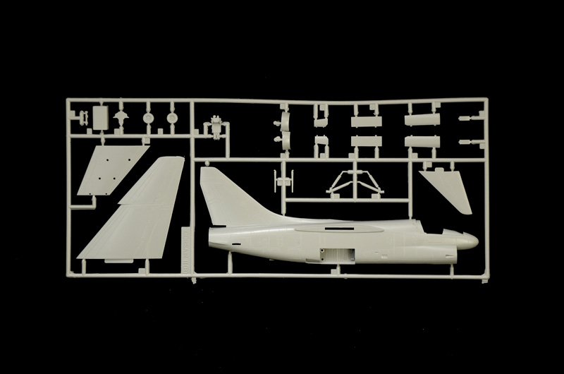 Italeri 1411 A-7E CORSAIR II 1/72 – Bild 3
