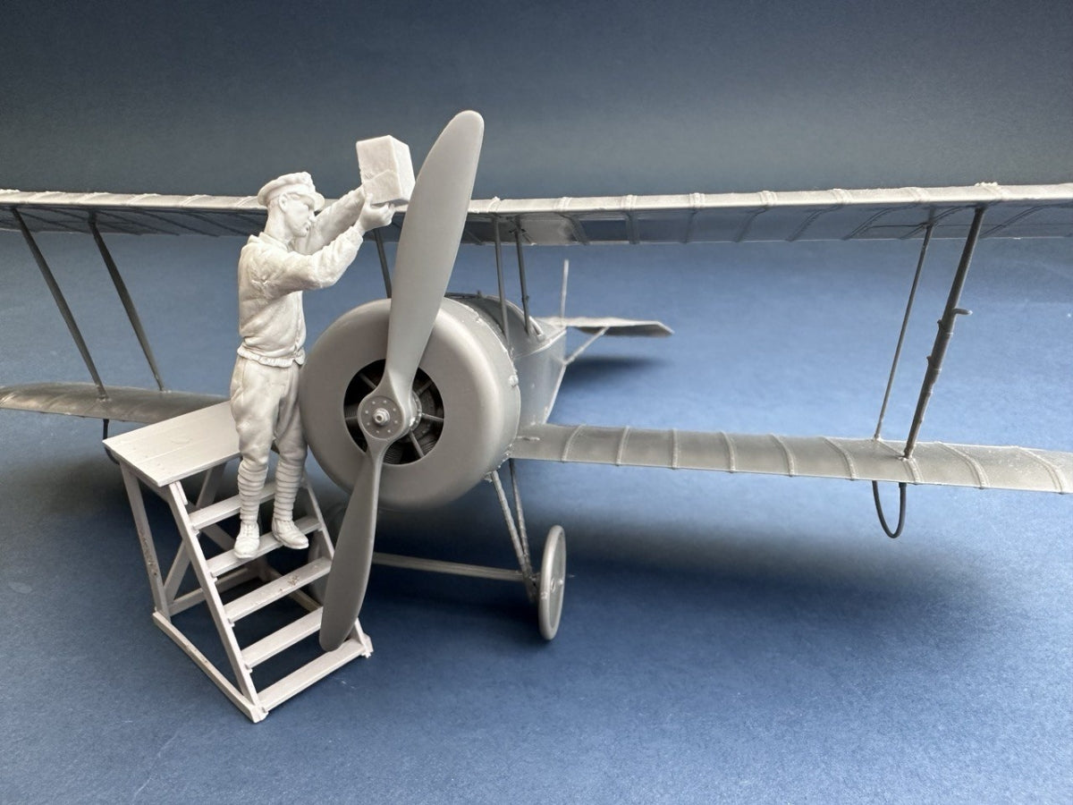 Copper State Models F32-054 RNAS mechanic with a can 1/32 – imagen 2