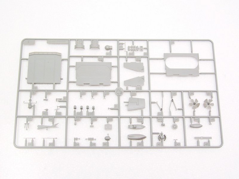 Trumpeter 05606 USSR Admiral Kuznetsov aircraft carrier 1/350 – imagen 19