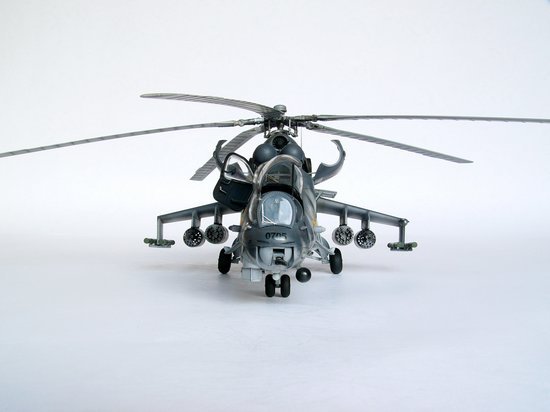 Trumpeter 05103 Mil Mi-24V Hind-E Helicopter – image 6