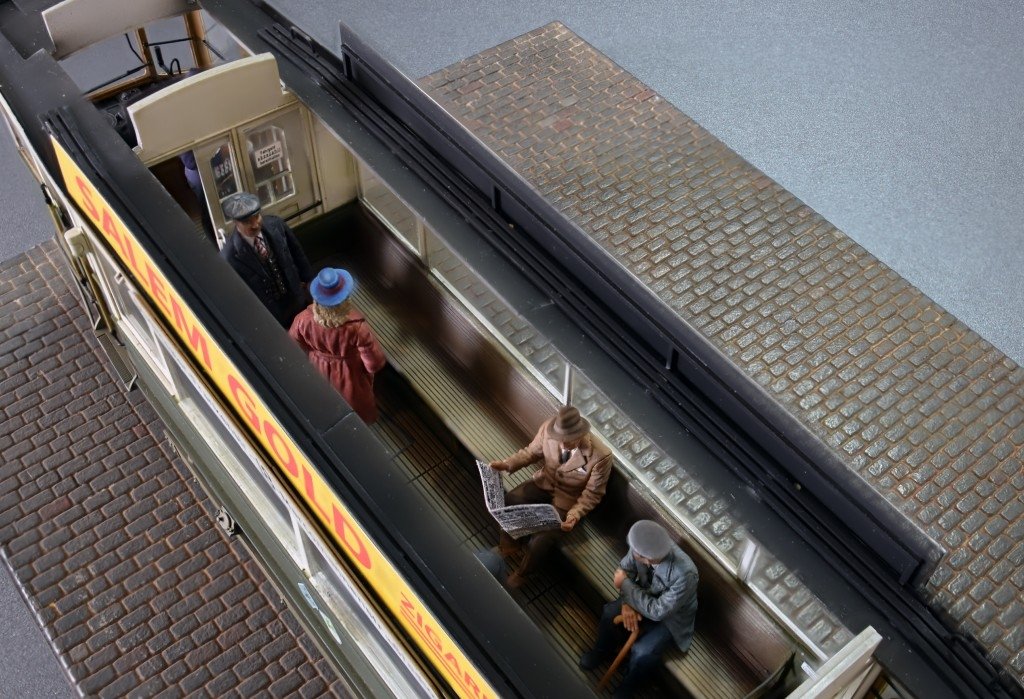 Miniart 38009 Tramway européen - Straßenbahn-Triebwagen 641 avec équipage et passagers 1/35  – image 3