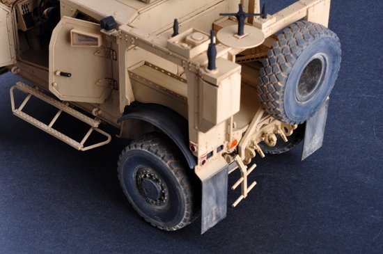 Trumpeter 00930 US M-ATV MRAP 1/16 – image 8