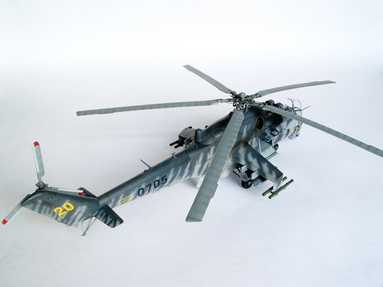 Trumpeter 05103 Mil Mi-24V Hind-E Helicopter – image 7