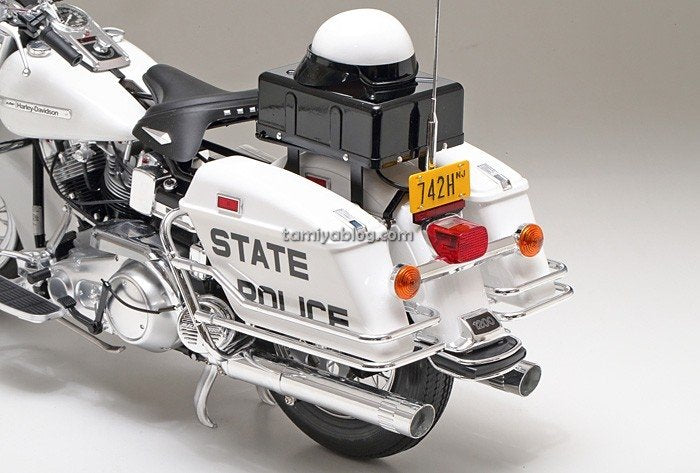 Tamiya 16038 Harley Davidson FLH1200 - Police Bike 1/6 – Bild 2