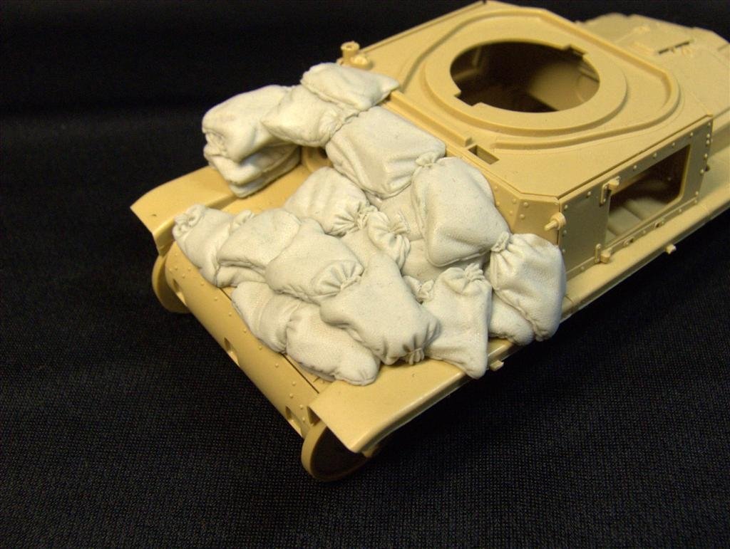 Panzer Art RE35-083 Sand armor for Fiat 13/40 (Tamiya Kit) 1/35 – image 4
