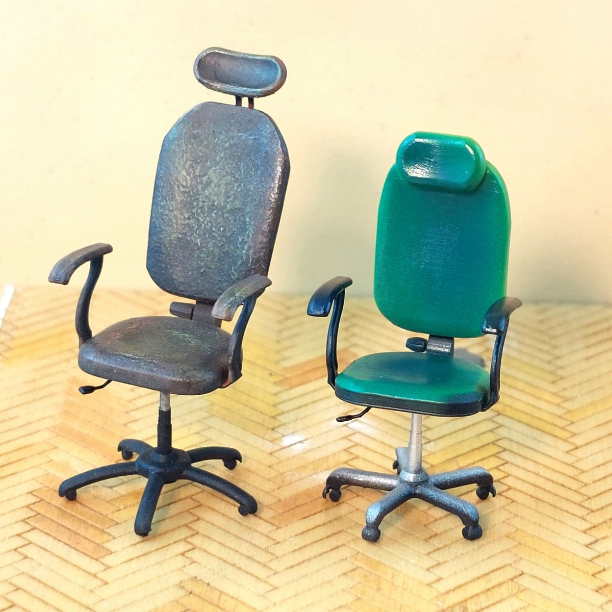 Point of no Return 3524058 Fotele biurowe, dwa różne modele / Office chairs, two different models 1/35 – immagine 2