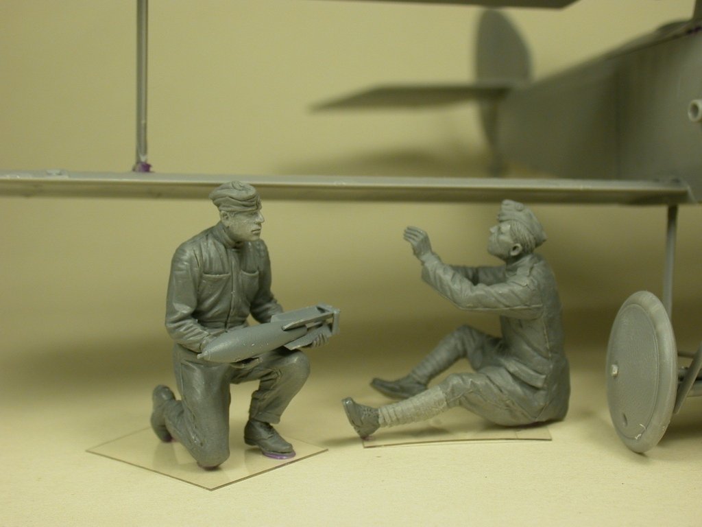 Copper State Models F32-028 RFC Air Mechanics installing the bombs 1/32 – imagen 2