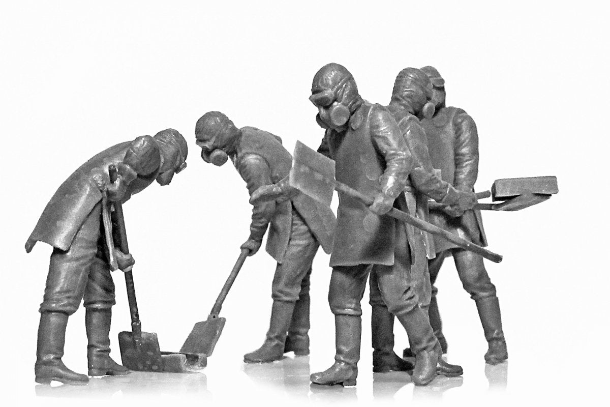 ICM 35903 Chernobyl 3. Rubble cleaners (5 figures) 1/35 – imagen 3