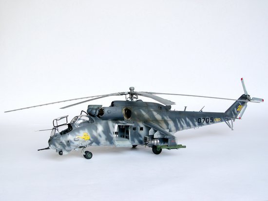 Trumpeter 05103 Mil Mi-24V Hind-E Helicopter – image 5