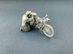 Copper State Models F32-061 British Dispatch Rider Checking Motorcycle (Motorcycle not included) 1/32 – imagen 3