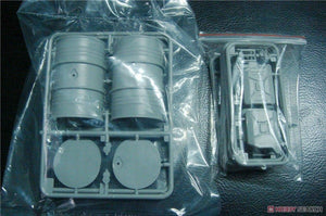 Classy Hobby MC16002 WWII German 20L Jerry Can &amp;amp; 200L Fuel Drum Set 1/16 – imagen 3