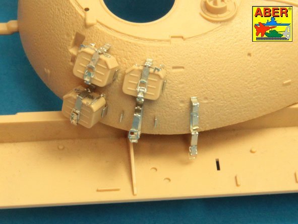 Aber 35A129 Mounts for additional ammunition boxes used on Soviet tanka like: T-54; T-55 or T-62 1/35 – Bild 7