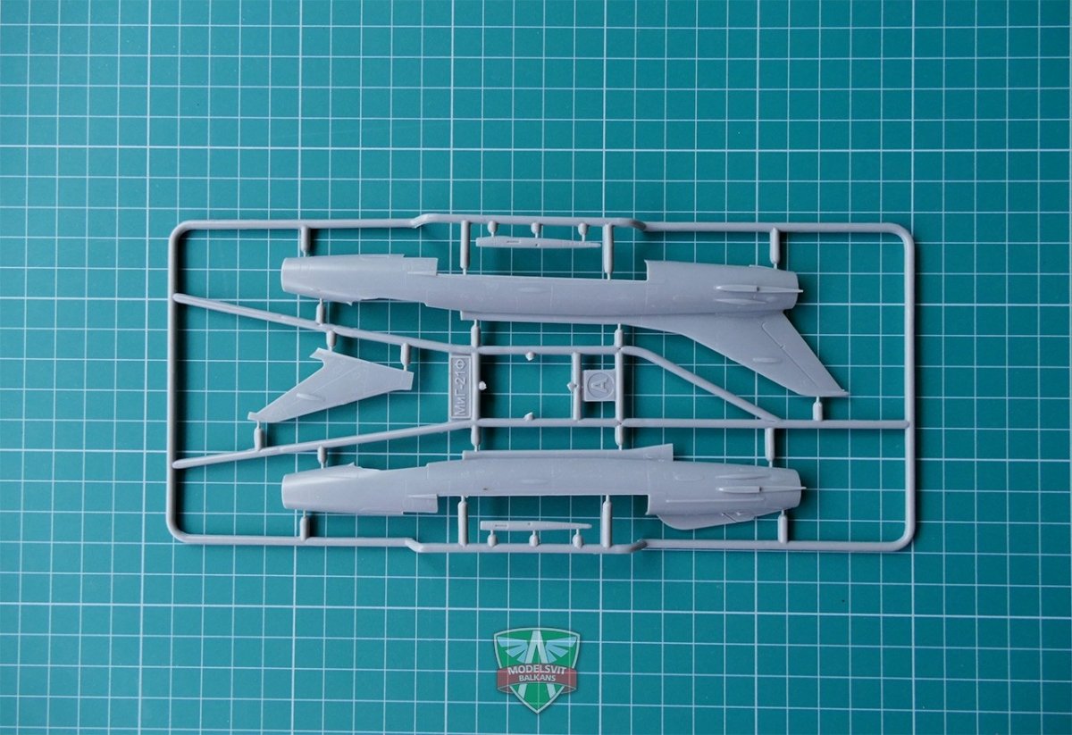 Modelsvit 72021 MiG-21F(Izdeliye &amp;quot;72&amp;quot;) Soviet supersonic fighter 1/72 – imagen 3