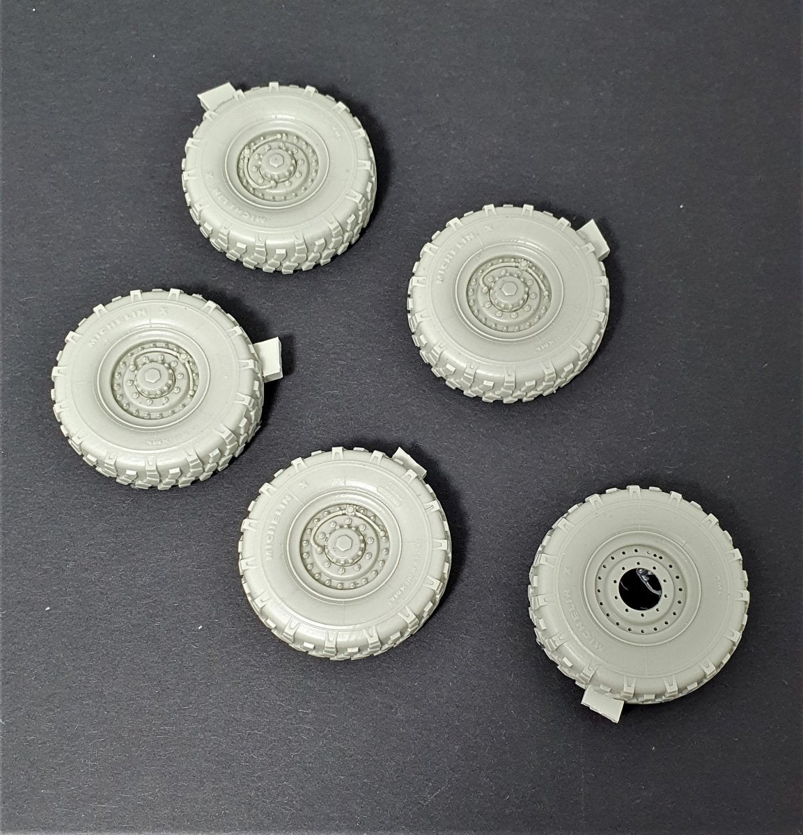 Panzer Art RE35-705 M1078 LMTV Road wheels (Michelin) 1/35 – immagine 2